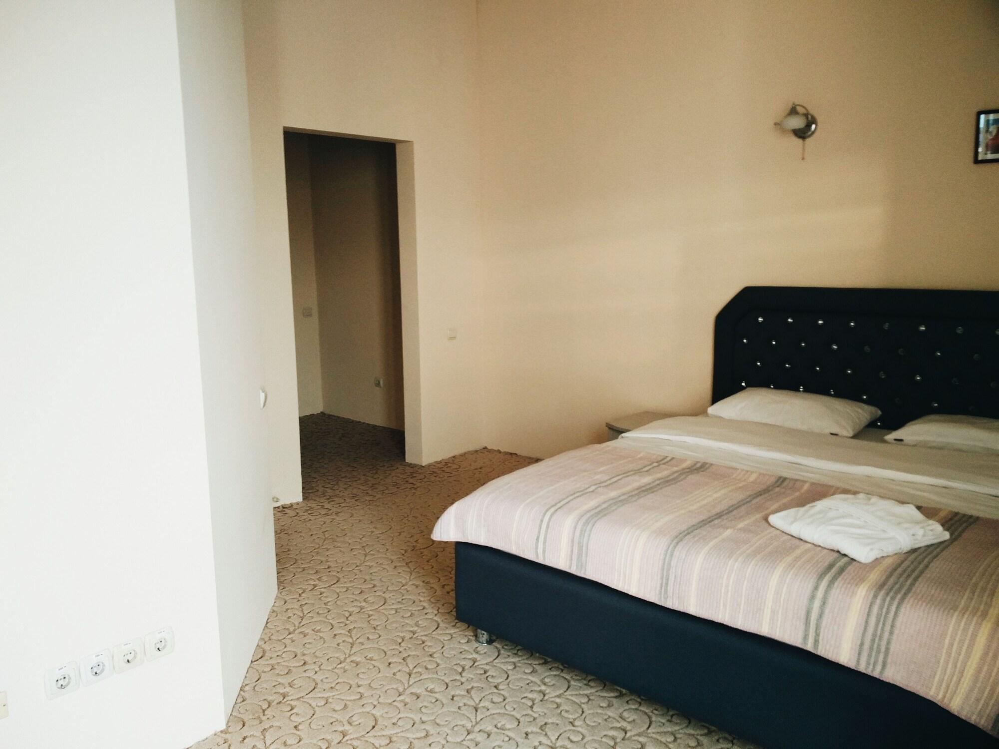 Mesogios Hotel キシナウ エクステリア 写真