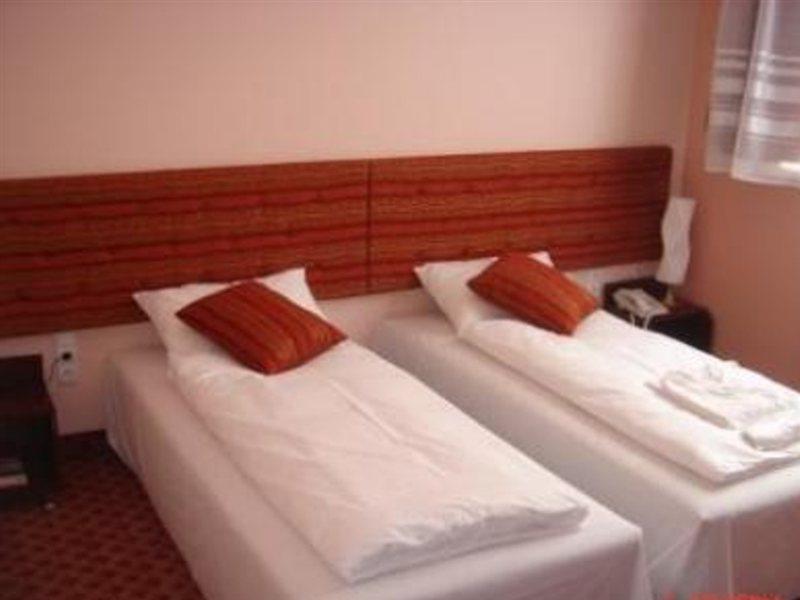 Mesogios Hotel キシナウ エクステリア 写真