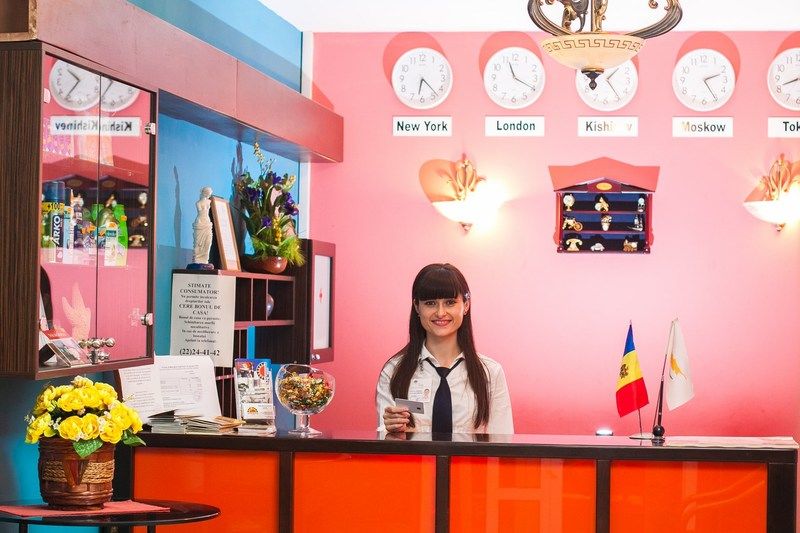 Mesogios Hotel キシナウ エクステリア 写真