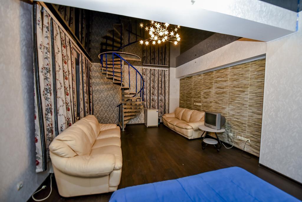 Mesogios Hotel キシナウ エクステリア 写真