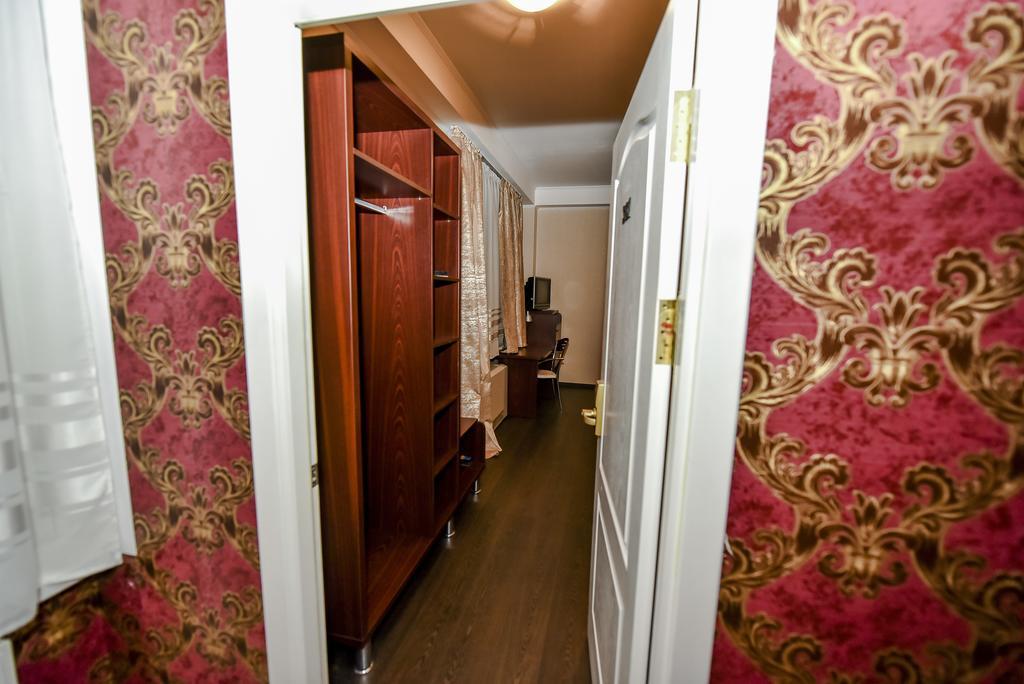 Mesogios Hotel キシナウ エクステリア 写真