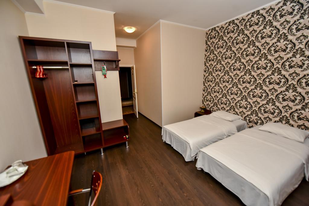 Mesogios Hotel キシナウ エクステリア 写真