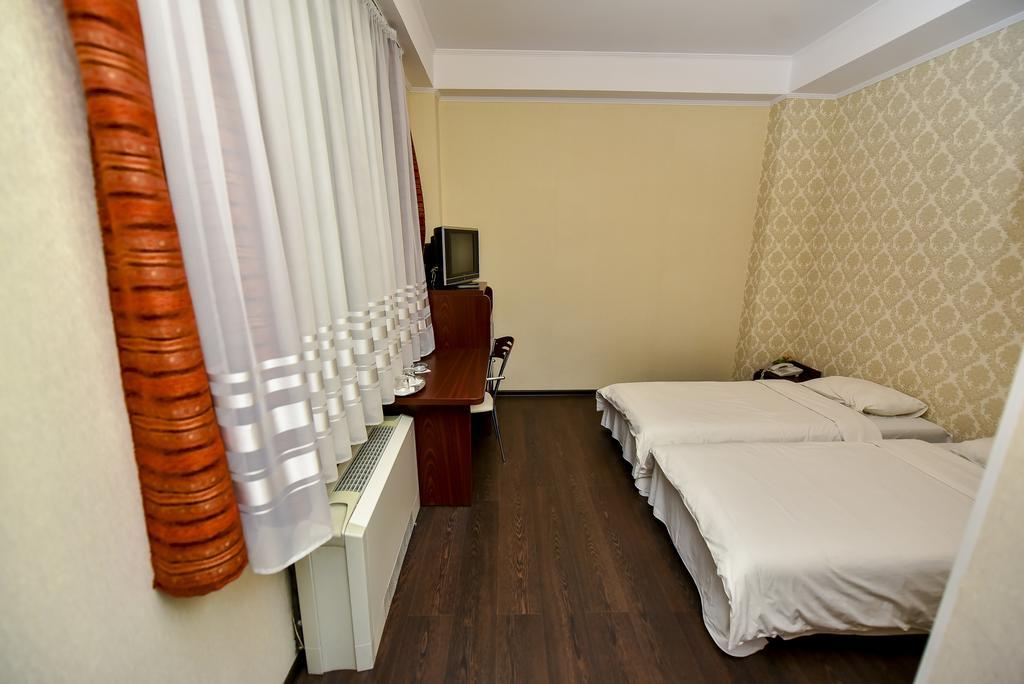 Mesogios Hotel キシナウ エクステリア 写真