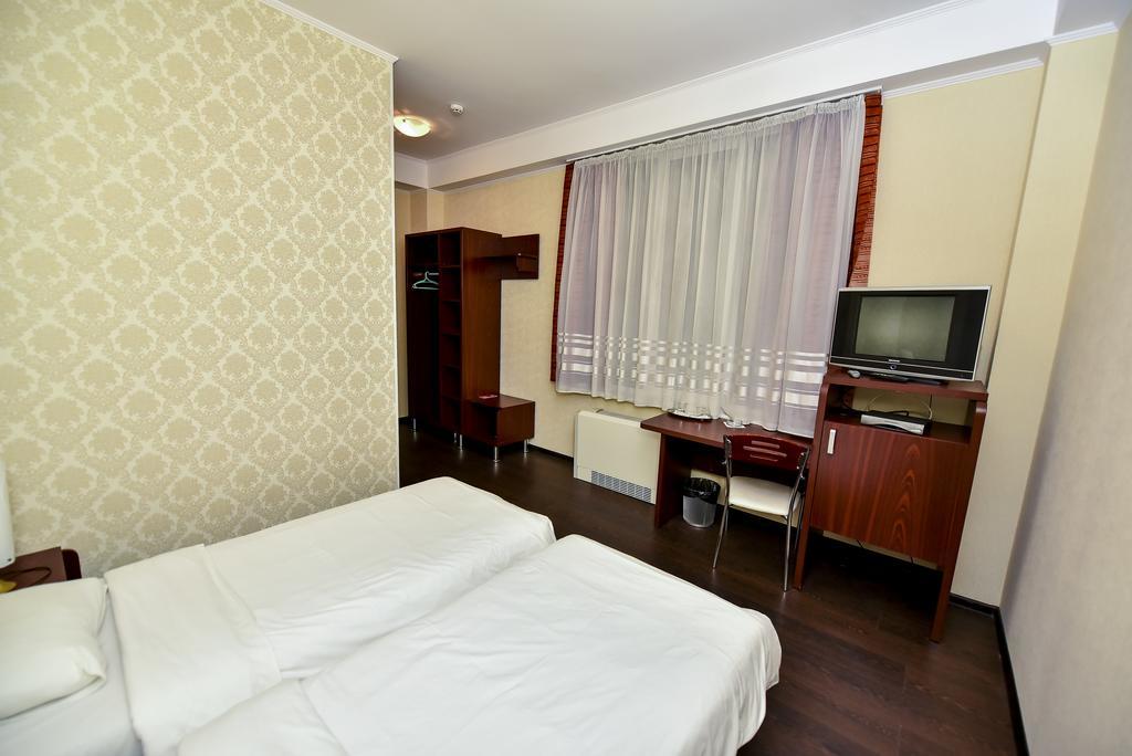 Mesogios Hotel キシナウ エクステリア 写真
