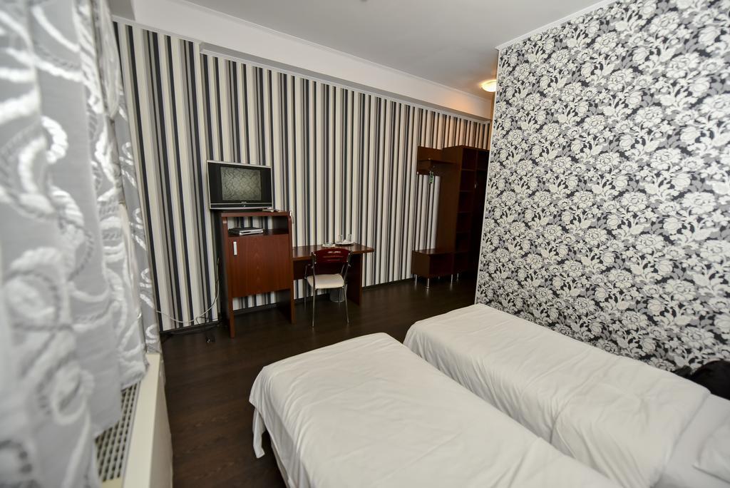 Mesogios Hotel キシナウ エクステリア 写真