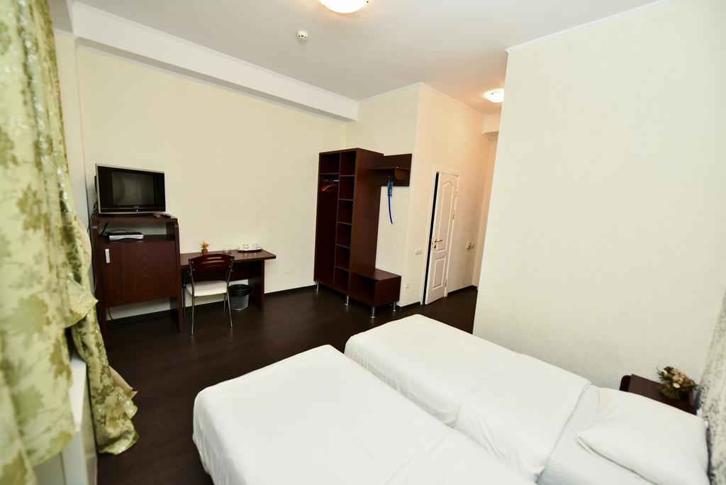 Mesogios Hotel キシナウ エクステリア 写真