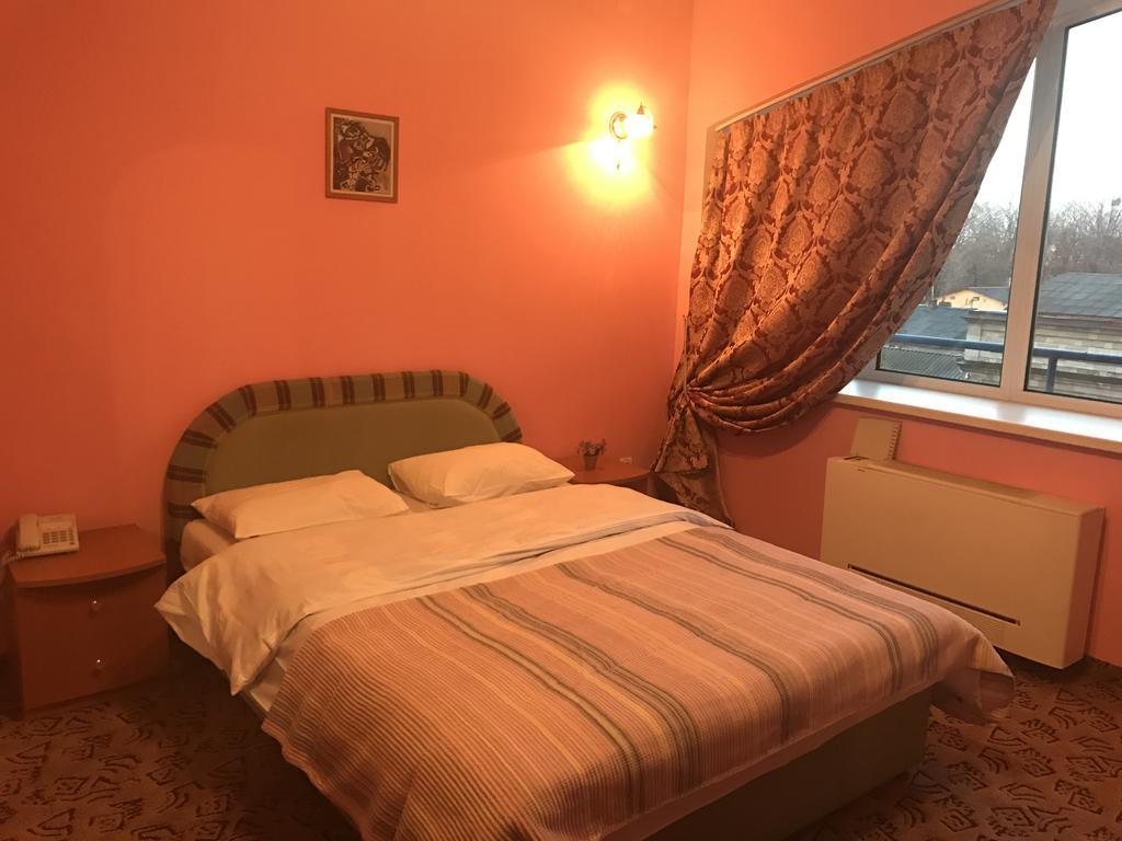 Mesogios Hotel キシナウ エクステリア 写真