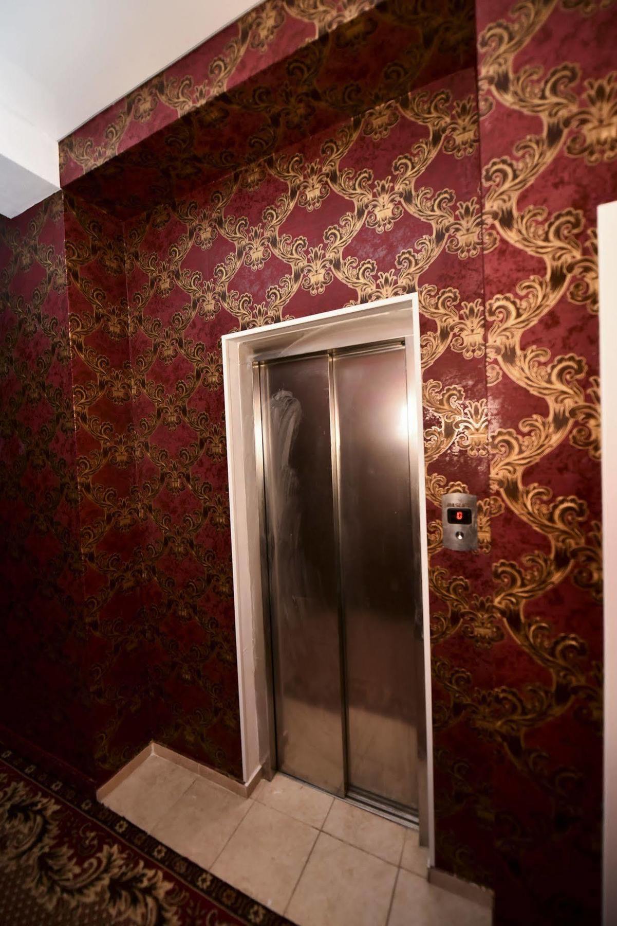Mesogios Hotel キシナウ エクステリア 写真